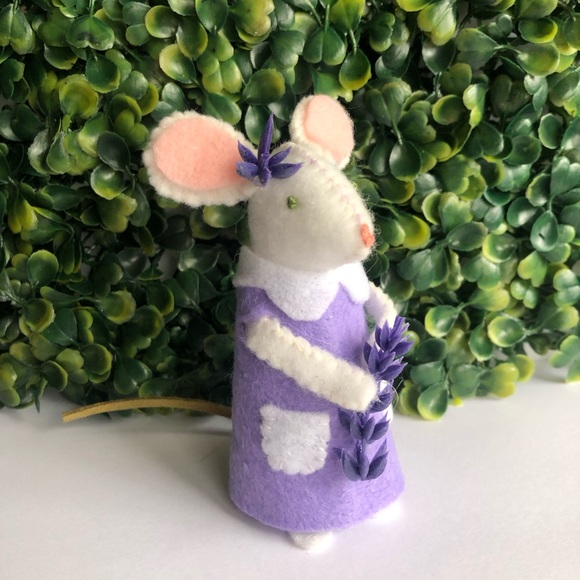 Felt mouse Art Doll wearing a  Purple Lilac dress holding Lavender hand-sewn - Picture 3 of 9